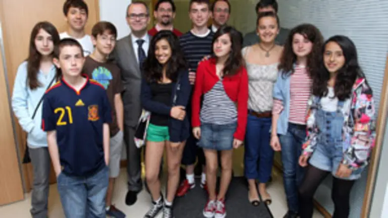  El conselleiro de Educaci&oacute;n, Xes&uacute;s V&aacute;zquez, pos&oacute; con los estudiantes del instituto Ca&ntilde;ada Blanch.