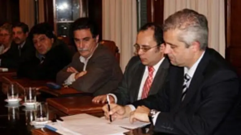  Alejandro L&oacute;pez Dobarro rubrica el documento de traspaso del personal.