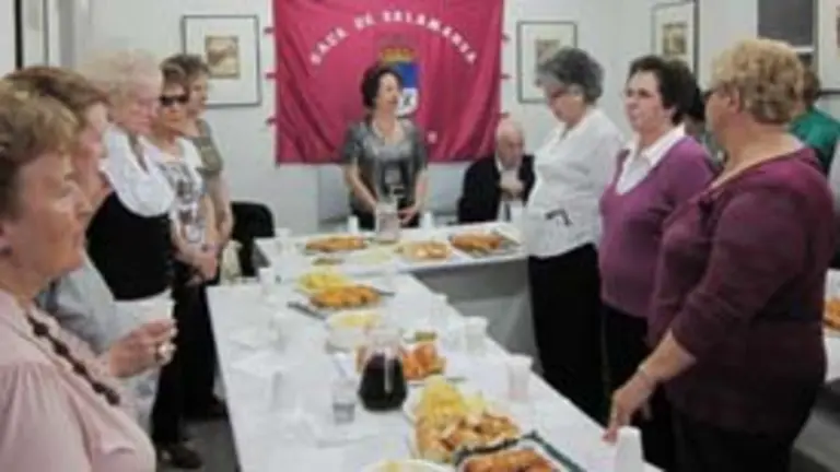  Un momento de la merienda celebrada en el centro.
