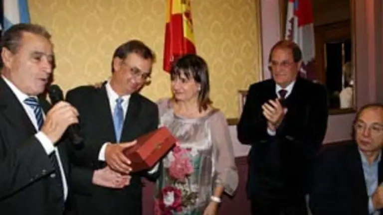  La presidenta de la Federación entrega al cónsul saliente un obsequio en nombre de la entidad.