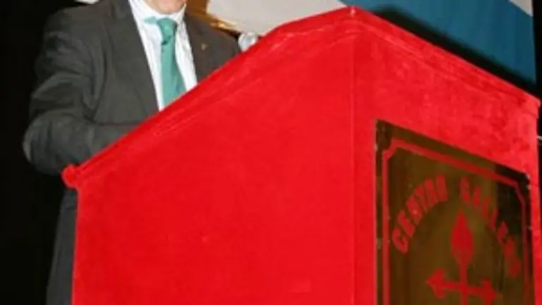  Santiago Camba, durante su intervenci&oacute;n en el Centro Gallego. 