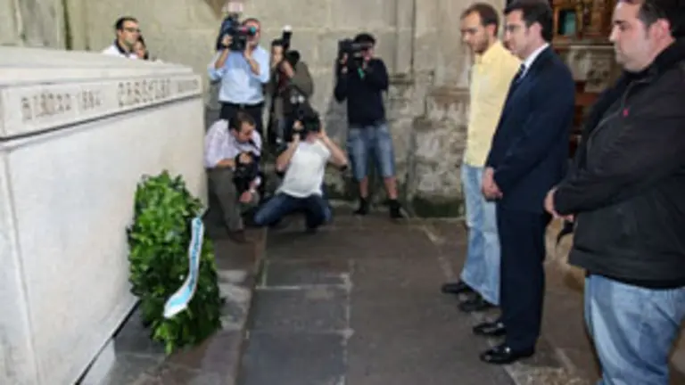  Feij&oacute;o ante la tumba del galleguista Alfonso R. Castelao en la ofrenda floral de Nuevas Generaciones del PP.