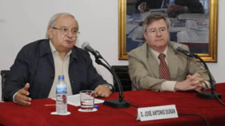  Jos&eacute; Antonio Dur&aacute;n &ndash; a la izda.&ndash; y Ram&oacute;n Jim&eacute;nez, durante el acto celebrado en las instalaciones de la entidad.