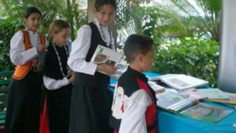  Parte de los j&oacute;venes integrantes de &lsquo;Aires Galegos&rsquo; que recib&iacute;an a los socios e invitados del Centro Gallego.