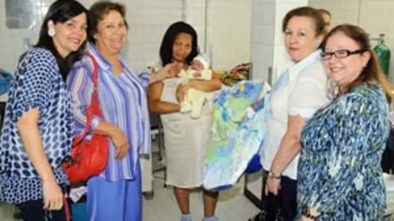 Parte del Comit&eacute; de Damas de la HGV entrega una canastilla a una de las quince madres que trajeron sus hijos al mundo en la Cl&iacute;nica Santa Ana.