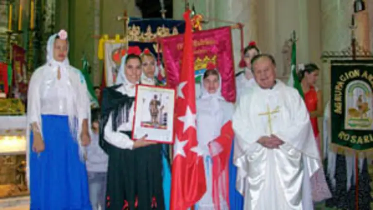 Los socios de la entidad se vistieron con el traje típico madrileño.