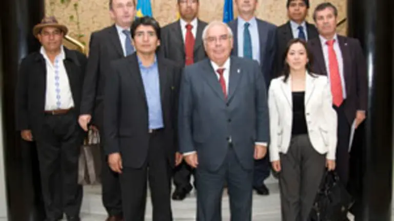  El presidente del Principado posa junto a la delegaci&oacute;n de Potos&iacute;.