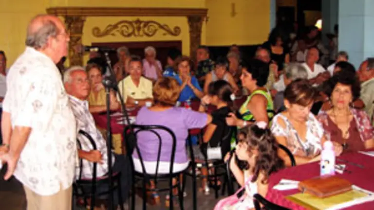  El expresidente de la desaparecida sociedad &lsquo;Jovellanos&rsquo; Manuel P&eacute;rez habl&oacute; en el acto.