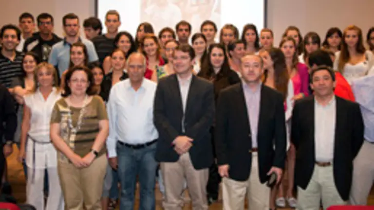 Alfonso Fernández Mañueco y Félix Colsa –ambos en el centro–, junto a los participantes del año pasado.