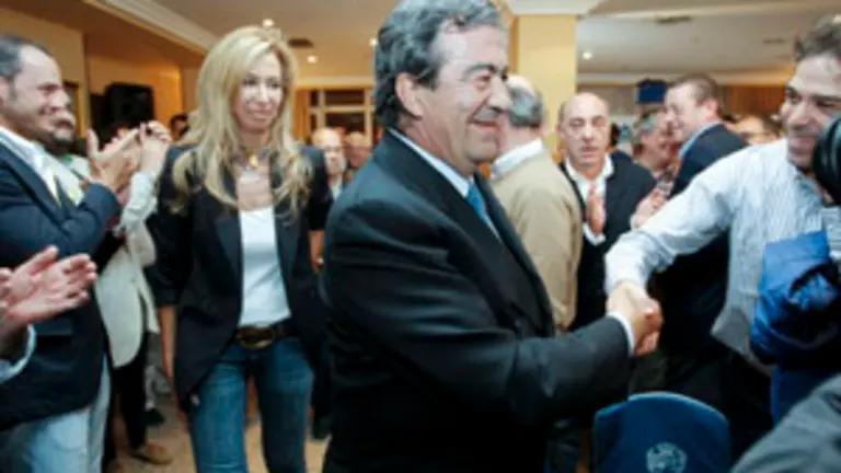  Francisco &Aacute;lvarez-Cascos es felicitado por los militantes en la fiesta  de Foro Asturias.