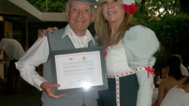 Juan Palomar posa con su diploma de 'Madrileño Distinguido del Año'.