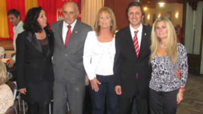 De izda. a dcha.: Mónica Sánchez, vicepresidenta del Centro; José Pérez, presidente de Castilla y León; María del Carmen Cernadas; vicepresidenta de la Casa de Madrid en Argentina; Alejandro Sánchez y esposa.