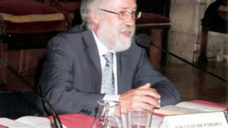  Un momento da intervenci&oacute;n do escritor Xes&uacute;s R&aacute;bade.