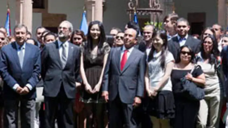  Las autoridades posan con los jóvenes becados. 