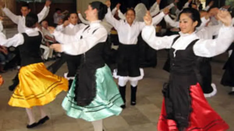  Actuaci&oacute;n de uno de los grupos participantes en el espect&aacute;culo art&iacute;stico. 