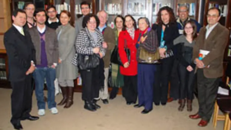  Foto de familia de los asistentes al encuentro organizado con motivo del &lsquo;D&iacute;a das Letras Galegas&rsquo;.