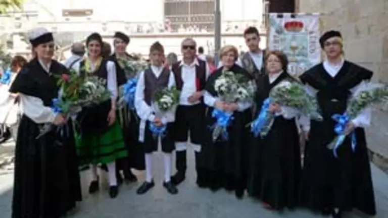  Os asistentes ao acto conmemorativo participaron nunha ofrenda de flores ao patr&oacute;n, San Anastasio.