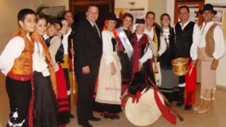  Los integrantes del Grupo de Gaitas &lsquo;Cachafeiro&rsquo; y de Danzas &lsquo;Alborada&rsquo;, junto al presidente del CGM.