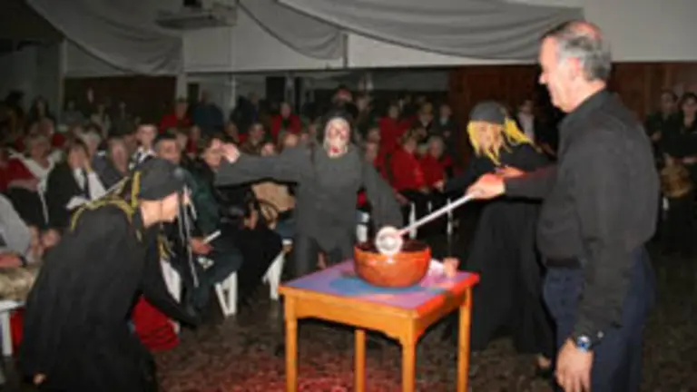  Un momento de la elaboraci&oacute;n de la queimada.