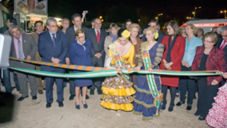  Mamen Fenollar e Inmaculada Conde fueron las encargadas de cortar la cinta con la que se inaugur&oacute; la feria.