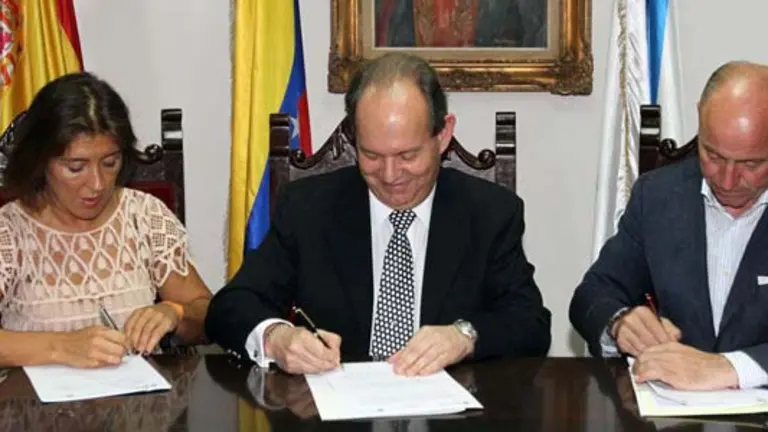 Beatriz Mato, Antonio Pi&ntilde;&oacute;n, presidente de la HGV, y Santiago Camba, durante la firma del convenio en Caracas.