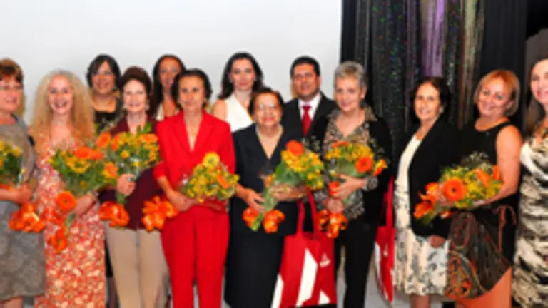  Las mujeres asistentes al Encuentro, con el presidente de la Asociaci&oacute;n, Santiago Campos.