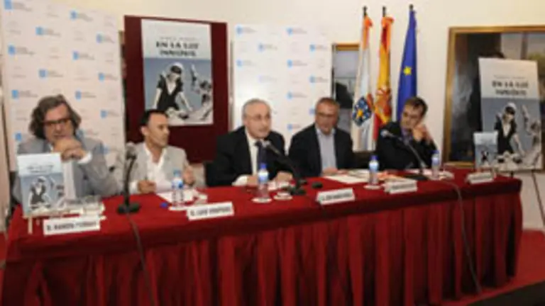  Ram&oacute;n Pernas &ndash;1&ordm; izda.&ndash;, durante la presentaci&oacute;n de su libro en la Casa de Galicia.