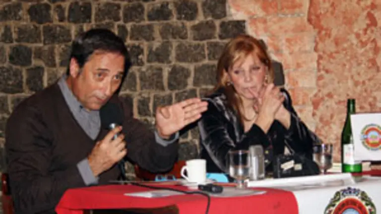  Manuel Su&aacute;rez, acompa&ntilde;ado por Graciela Pereira, durante su intervenci&oacute;n.