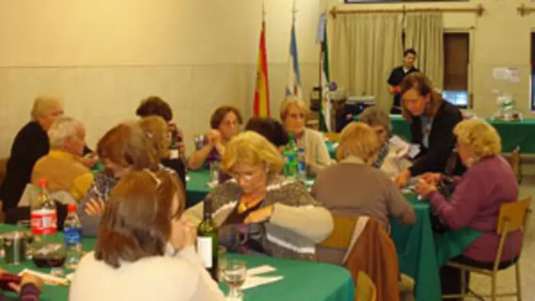  Un momento del almuerzo en el Centro Andaluz de Bah&iacute;a Blanca.