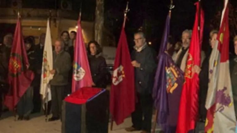  Un momento del acto en el que se descubrió la placa que identifica a la Plaza de Castilla y León en La Plata.