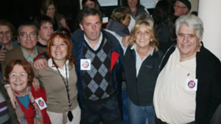  Torres y los integrantes de la lista 5 celebran su victoria.