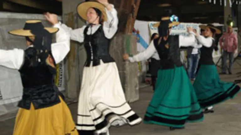  La fiesta, en la que participaron grupos de baile, se prolong&oacute; hasta pasada la medianoche.