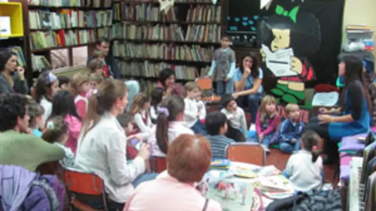  Celebraci&oacute;n de la jornada de las Letras Galegas en la sala infantil de la biblioteca p&uacute;blica de General Pueyrred&oacute;n.