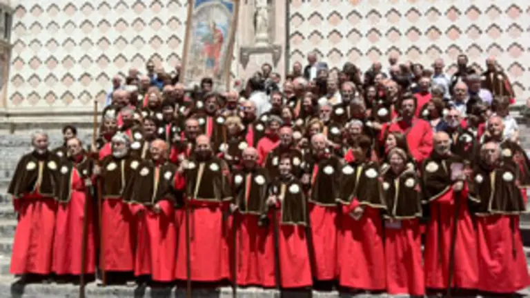  Foto de familia de los nuevos cofrades investidos en este XXIII Encuentro Compostelano en Italia.