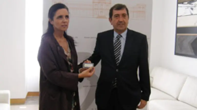  Benigno L&oacute;pez entrega a Pilar Rojo su informe de 2010.