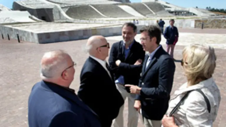  El escritor y diplom&aacute;tico chileno, durante el recorrido por la Cidade da Cultura, junto a N&uacute;&ntilde;ez Feij&oacute;o y Roberto Varela.