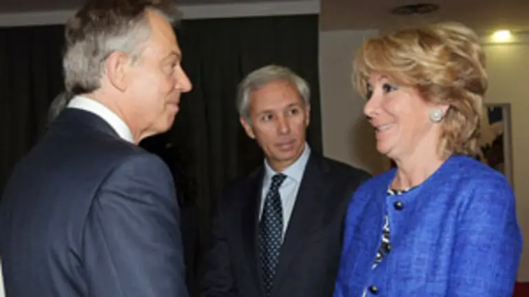  Esperanza Aguirre charla con Tony Blair. 