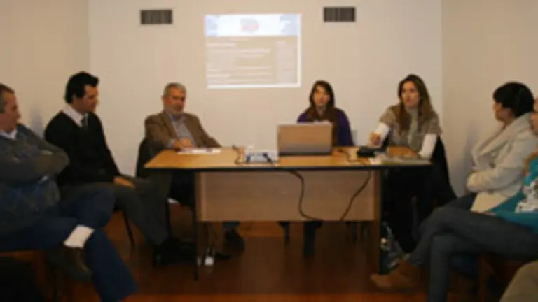  Los j&oacute;venes de &lsquo;Me Mola&rsquo; exponen sus objetivos en presencia de Manuel Barros, delegado de la Xunta en Montevideo.