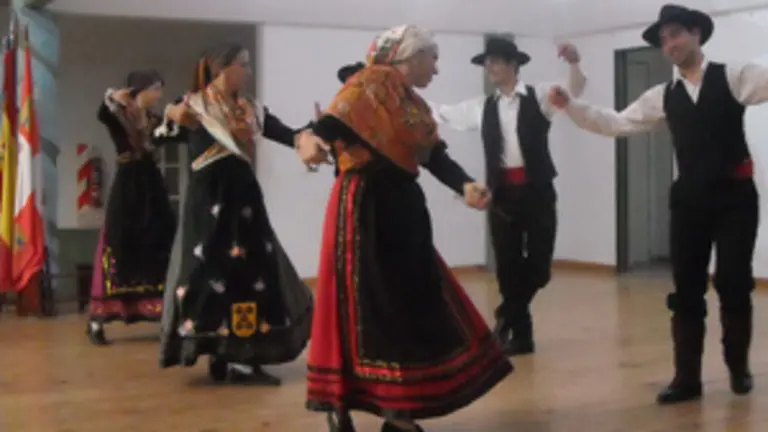 Un momento de la actuación del grupo de danzas tradicionales. 