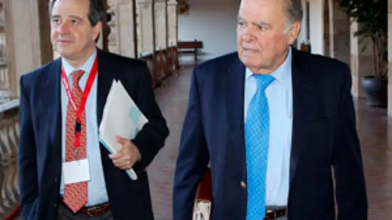  Enrique V. Iglesias –dcha.–, durante una visita a la Universidad de Salamanca.