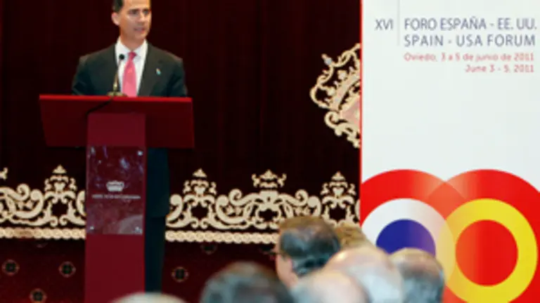  Don Felipe en un momento de la lectura del discurso de bienvenida a los participantes en el Foro Espa&ntilde;a-Estados Unidos.