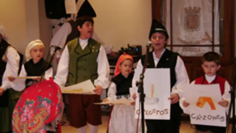  Los ni&ntilde;os fueron los protagonistas de la celebraci&oacute;n del D&iacute;a de &lsquo;Les Lletres Asturianes&rsquo;.