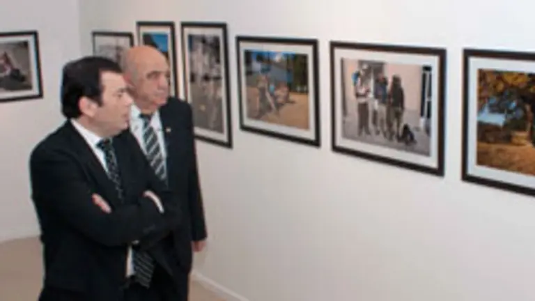 Gerardo Zamora, acompa&ntilde;ado por Constantino G&oacute;mez, durante la inauguraci&oacute;n de la muestra.