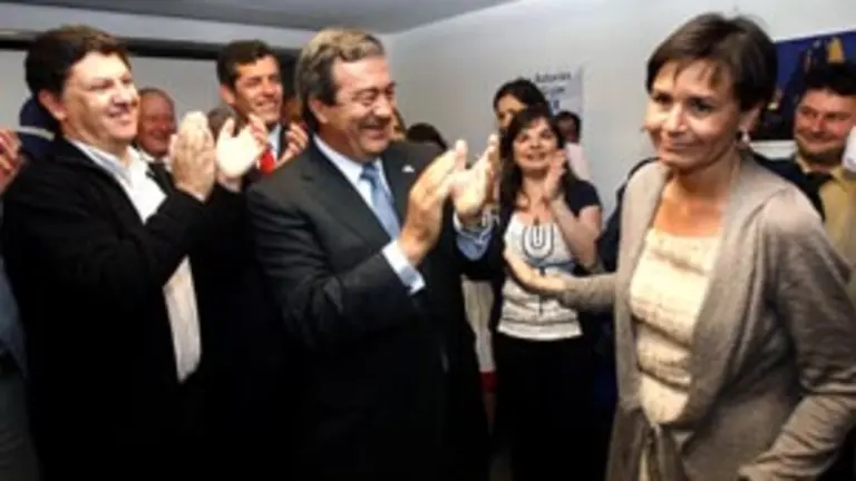  &Aacute;lvarez Cascos aplaude a Carmen Moriy&oacute;n, nueva alcaldesa de Gij&oacute;n.