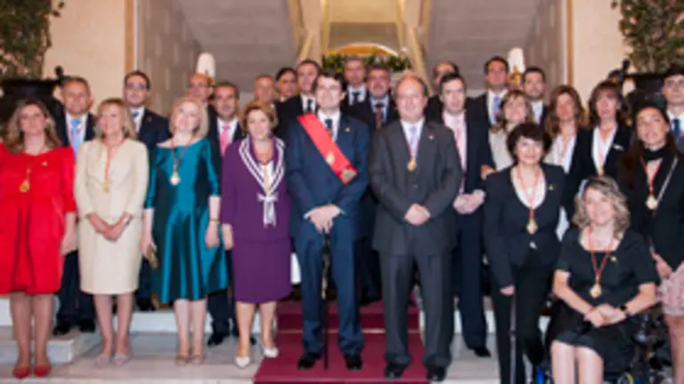  Mañueco posa con el resto de componentes de la corporación salmantina.