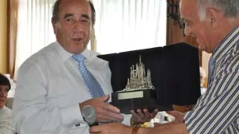  Onéximo Migueláñez, recibiendo la reproducción del templo de la Sagrada Familia de Barcelona.