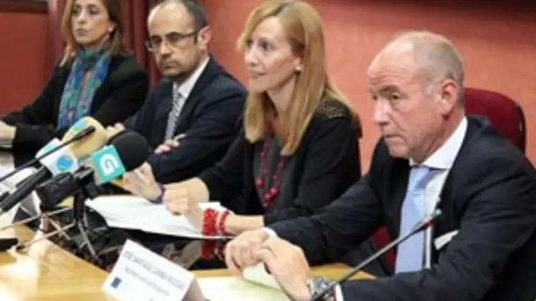  Santiago Camba y Marta Gonz&aacute;lez, durante la firma del convenio. 