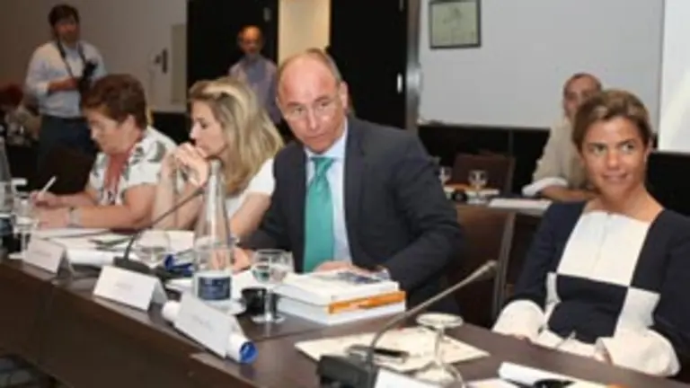  Santiago Camba, junto a otros representantes de comunidades, en el &uacute;ltimo pleno del CGCEE.