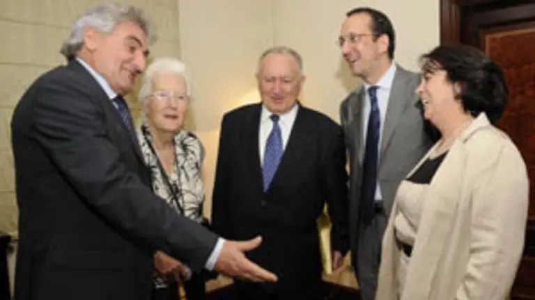  Mar&iacute;a Victoria Villaverde y Xes&uacute;s Alonso Montero &ndash;en el centro&ndash;, junto a Carmen Mej&iacute;a, directora de la obra; Anxo Lorenzo &ndash;a su dcha.&ndash; y Francisco L&oacute;pez, secretario xeral y director xeral de la Xunta, respectivamente.