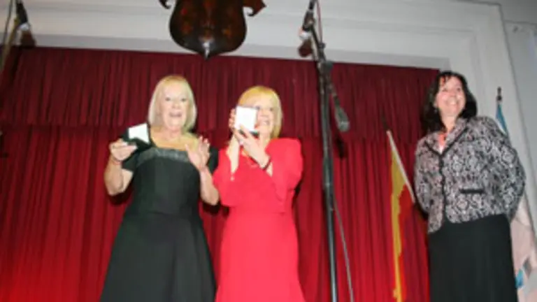  Las hermanas Libia y Susana Gonz&aacute;lez recibieron la &lsquo;Vieira de Prata&rsquo; de manos de la presidenta Ana Lorenzo.